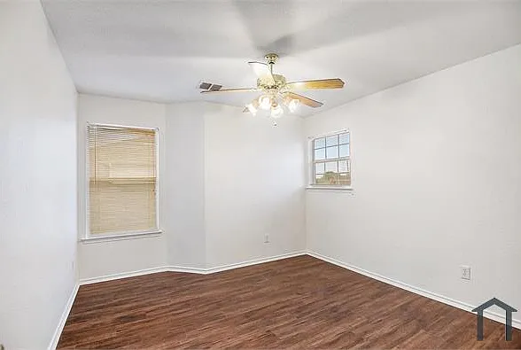 301 Londonderry Ln — Photo 5