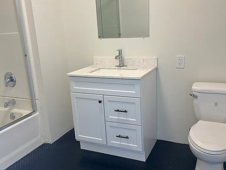2404 Wilshire Blvd #10E — Photo 12