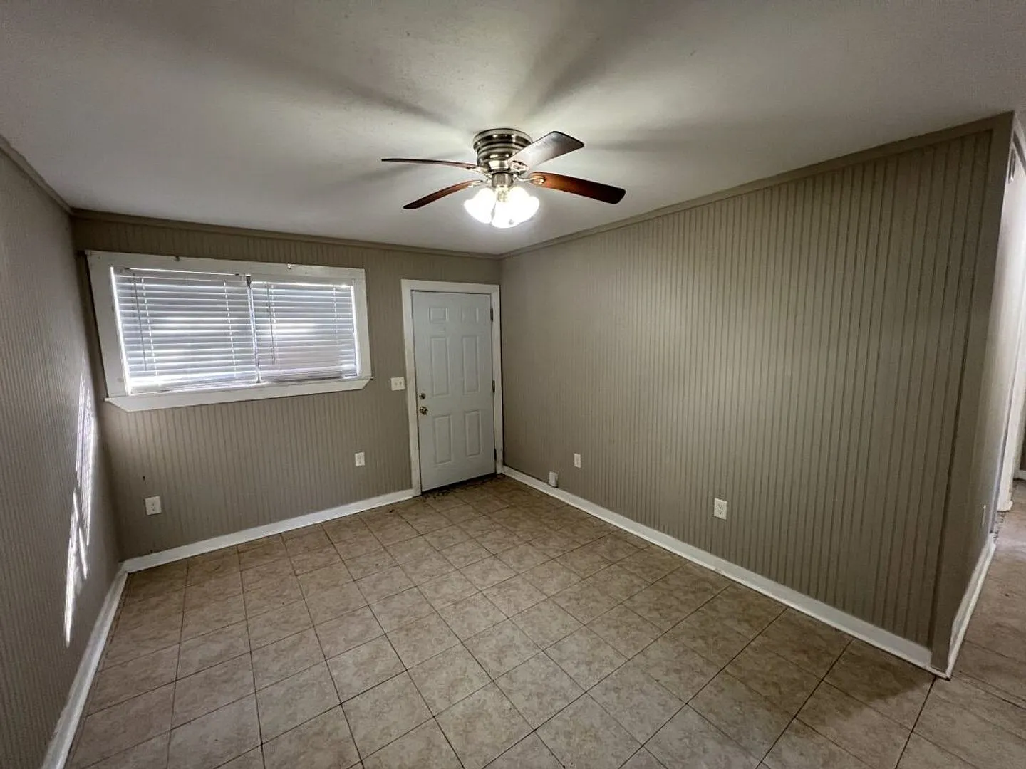 Cozy Brick Home with Covered Parking Denova St. — Photo 4