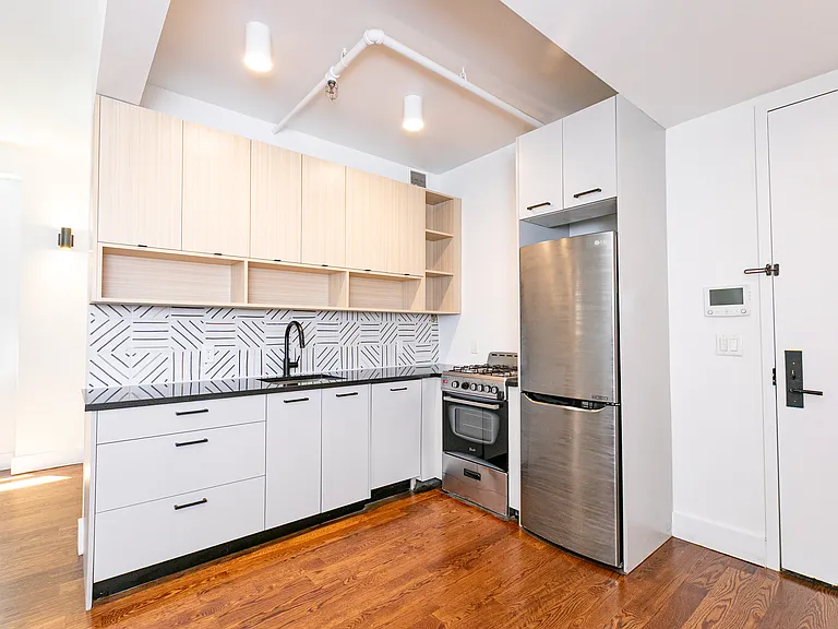 323 E 19th St #2C — Photo 4