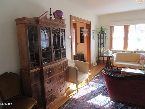 3rd image of 2424 Glenwood Dr