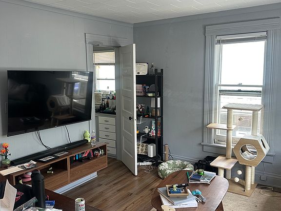 4th image of 324 S Ashley St APT 3