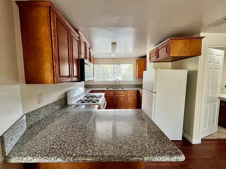 760 N El Molino Ave — Photo 6