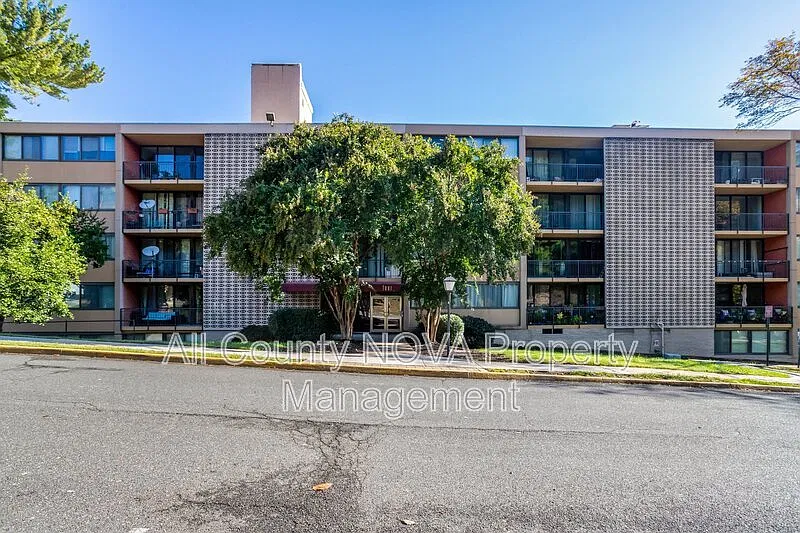3 bed, 1.5 bath, 1227 sqft, $2,350 — Photo 2