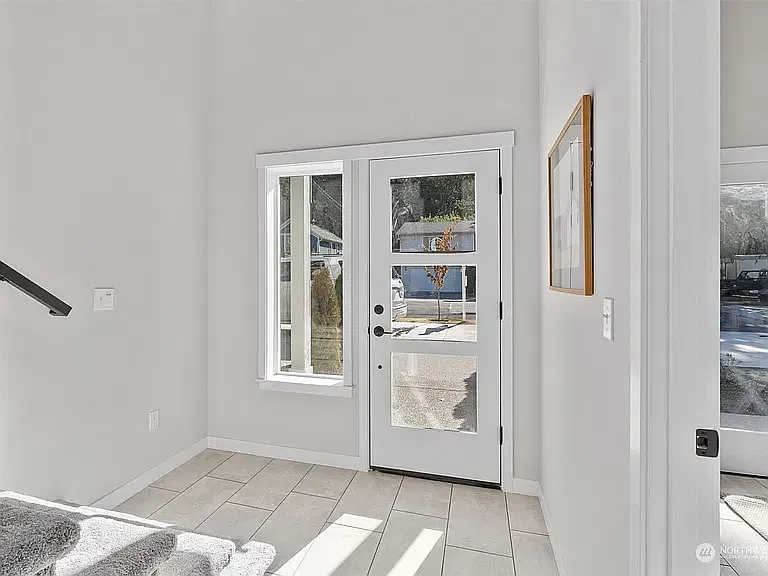 3 bed, 3.5 bath, 1653 sqft, $3,695 — Photo 2