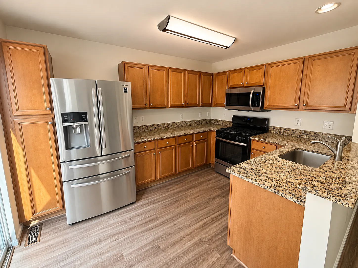 3 bed, 3.5 bath, 2104 sqft, $3,000 — Photo 2