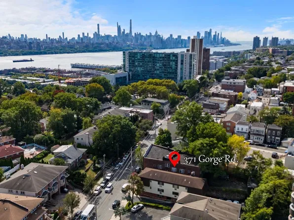 371 Gorge Rd, Cliffside Park, NJ 07010