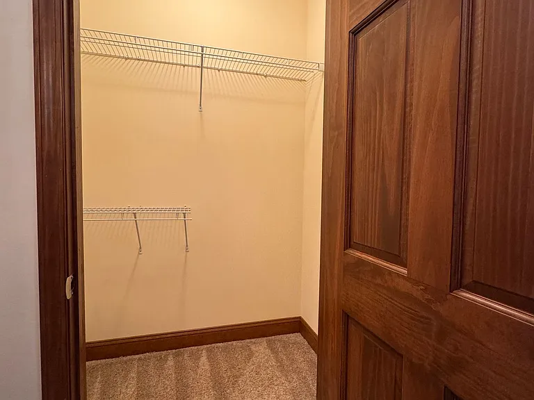 Eagle View Luxury Apartments — Photo 16