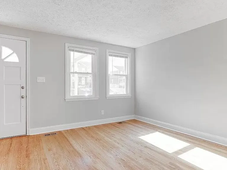 1046 Elm Rd — Photo 2