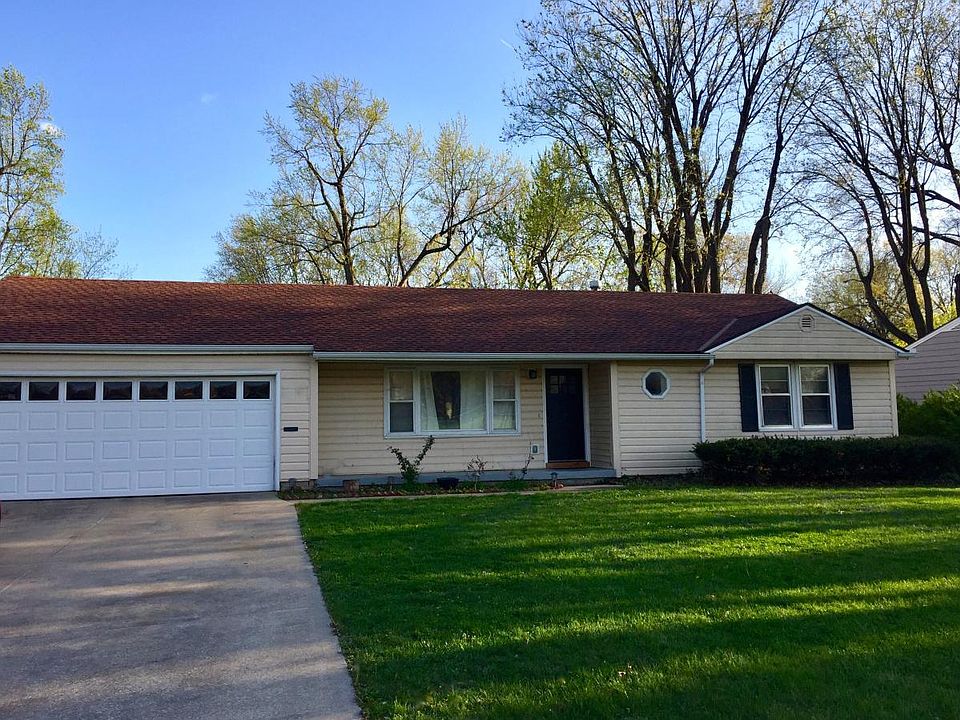 Ranch House with 2 car garage