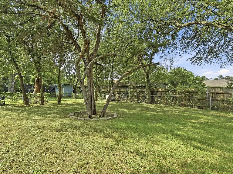 2313 Lakehurst Dr — Photo 28