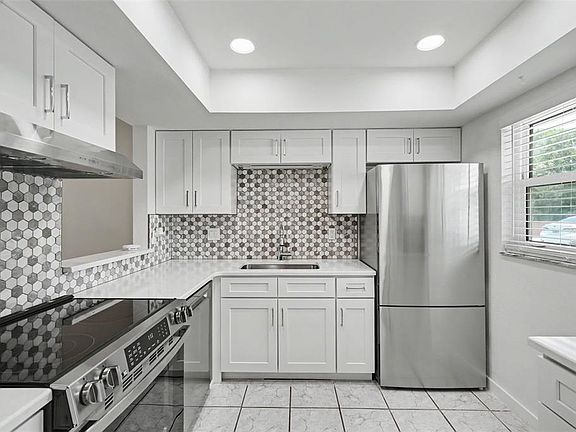 3rd image of 4805 Alt 19 APT 114