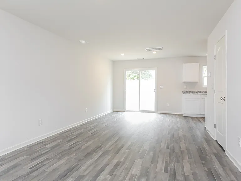 679 Farmstead Trl — Photo 2