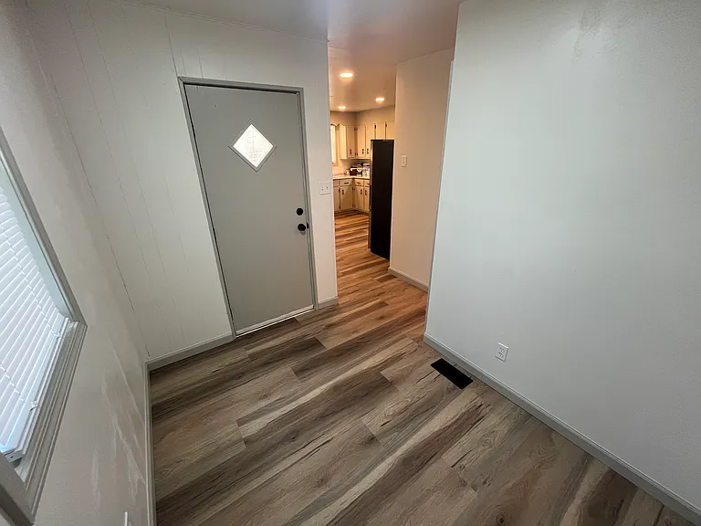 105 Lakeview St — Photo 2