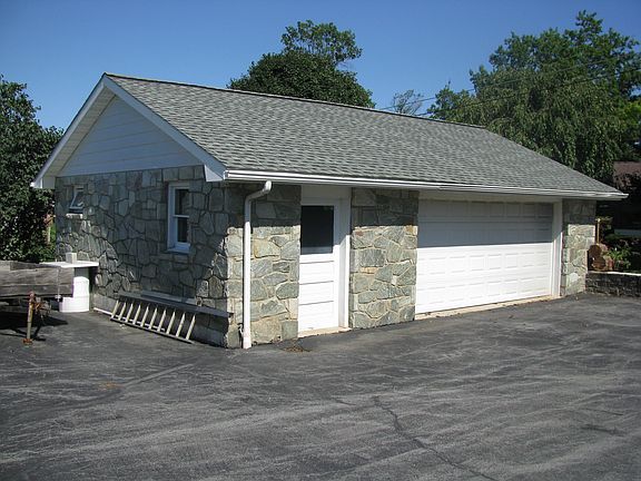 Detached garage