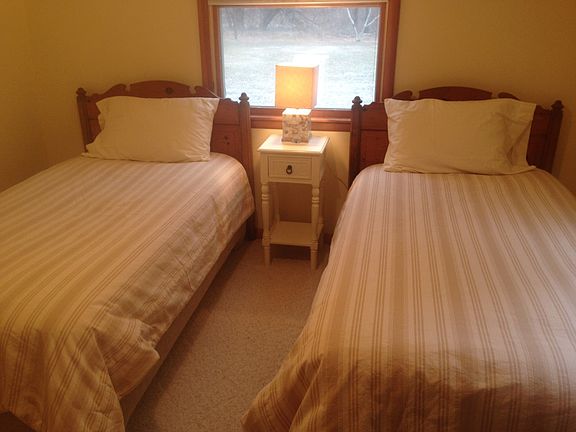 2 Twin beds