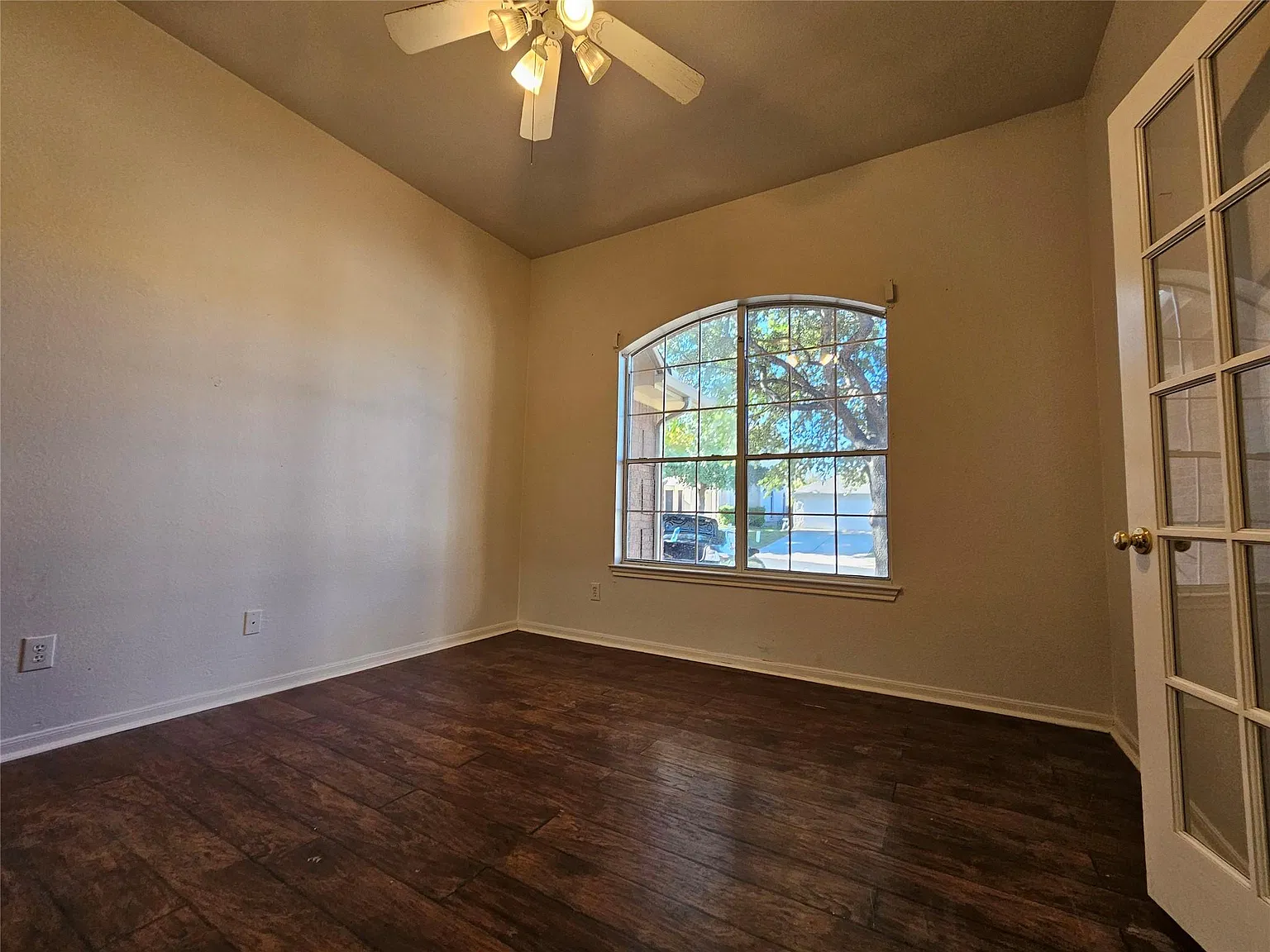 4 bed, 2.0 bath, 2277 sqft, $2,400 — Photo 4