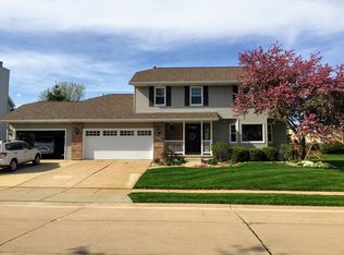 2214 Lindenwood Dr, Bettendorf, IA