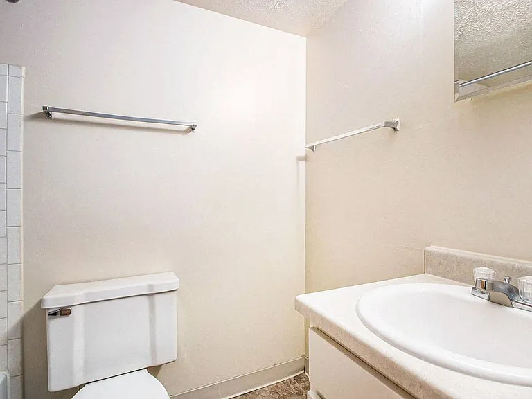 Hickory Village Apartments — Photo 27