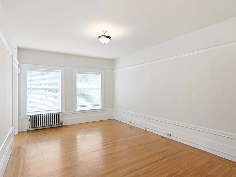 The Townsend Apartments, located at 1029 Oak Street, is a beautiful four-story, historic brick bu... — Photo 26