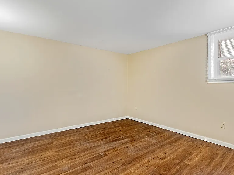 420 Brock St — Photo 13