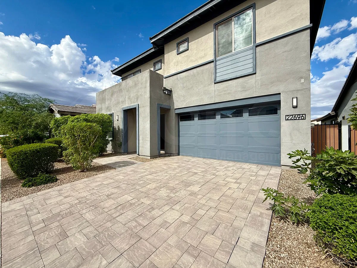 4 bed, 3.5 bath, 3019 sqft, $2,990 — Photo 2