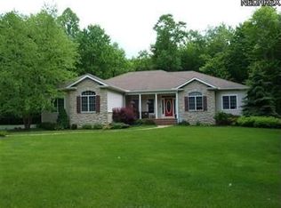 10315 Locust Grove Dr, Chardon, OH 44024