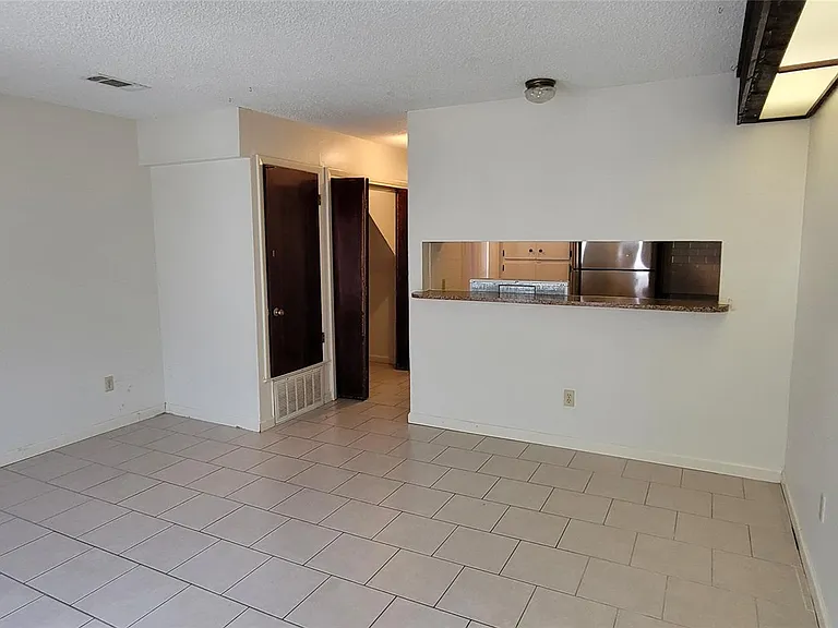 1221 W Hopkins St #7 — Photo 4