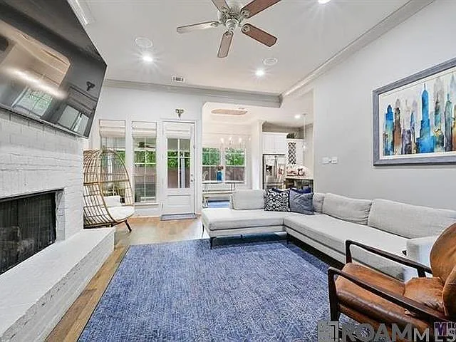 5 bed, 2500 sqft, $2,950 — Photo 2