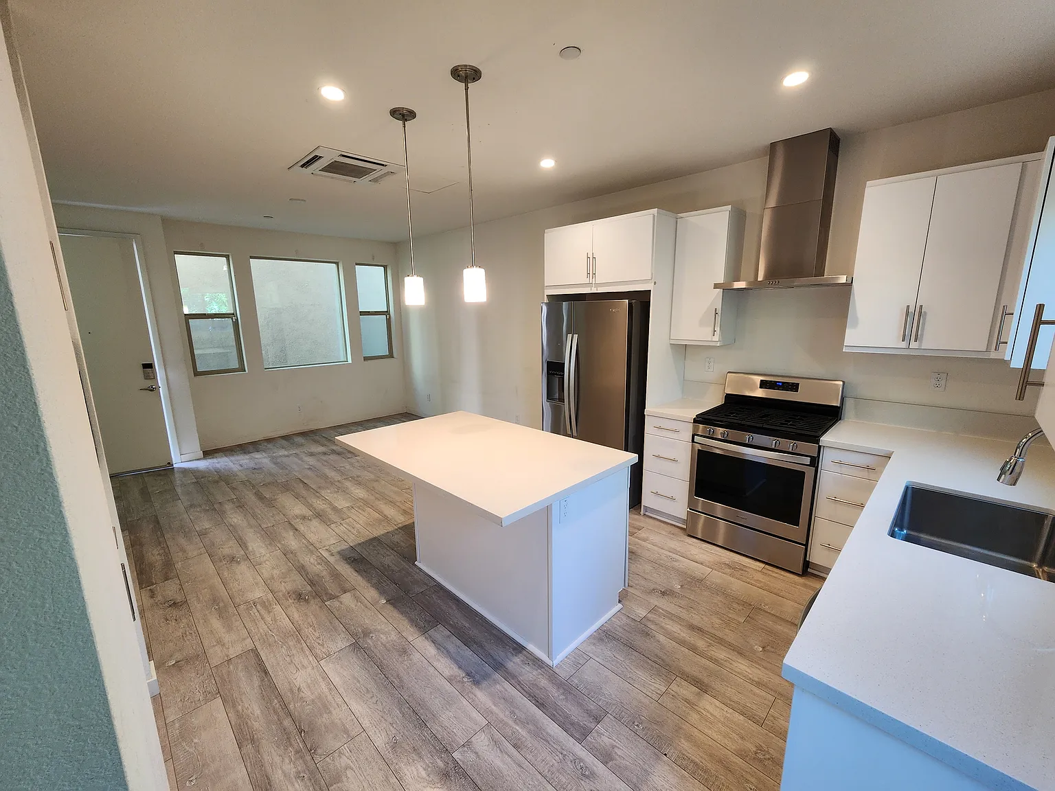 2 bed, 2.5 bath, 1045 sqft, $2,200 — Photo 2