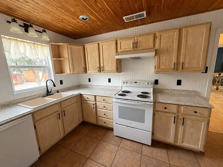 200 E Permian Dr — Photo 8