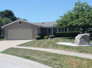 413 Glen View Ct S, Slinger, WI 53086