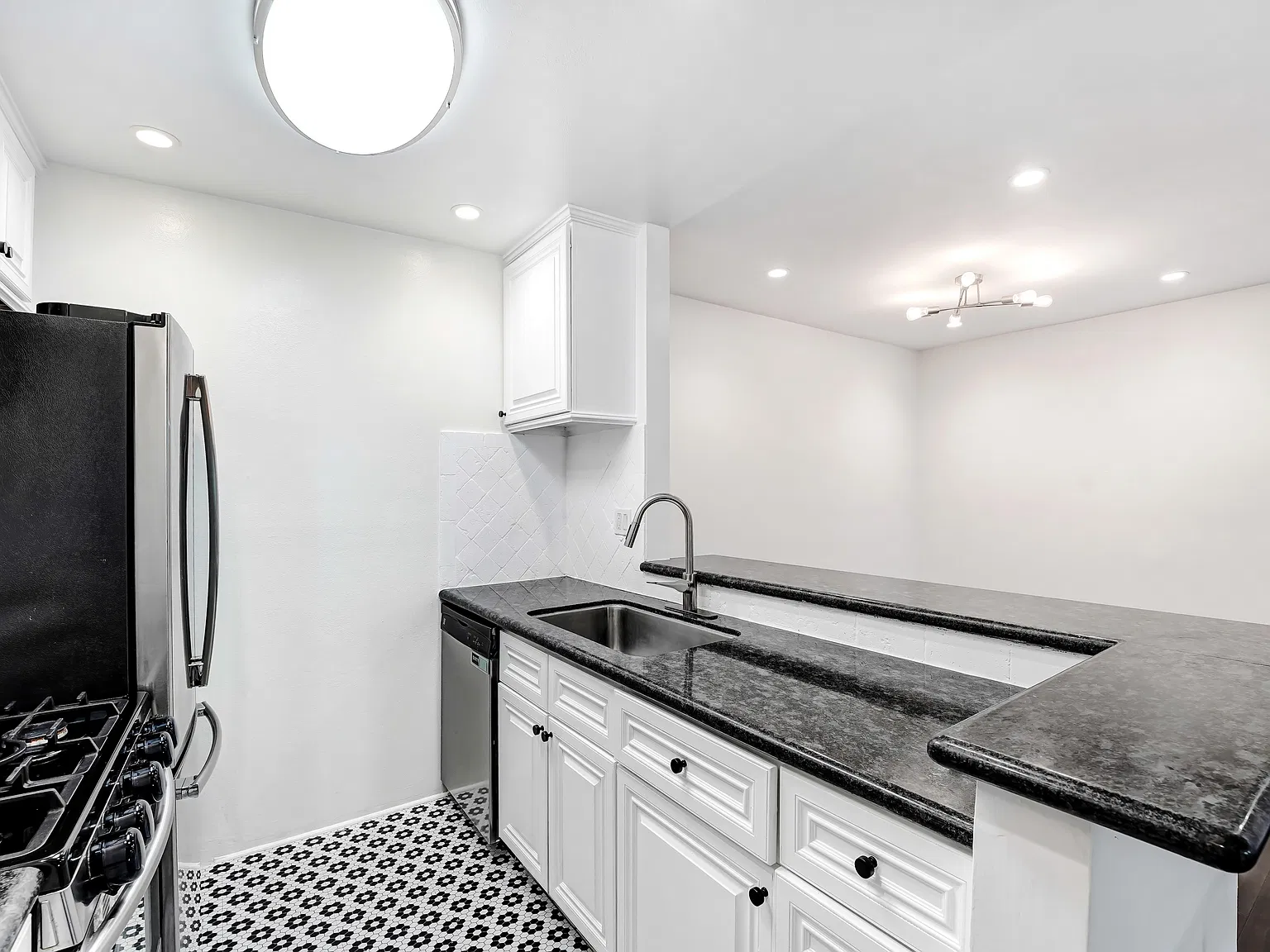 10331 Lindley Ave — Photo 4