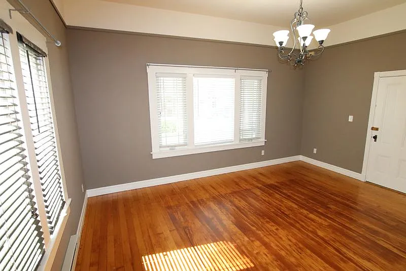 Living Room - Bright with lots of windows