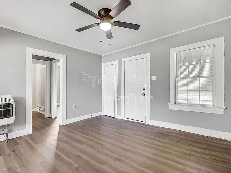 216 E Division St — Photo 3