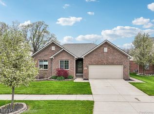 21179 Oakridge Dr, Clinton Township, MI 48036