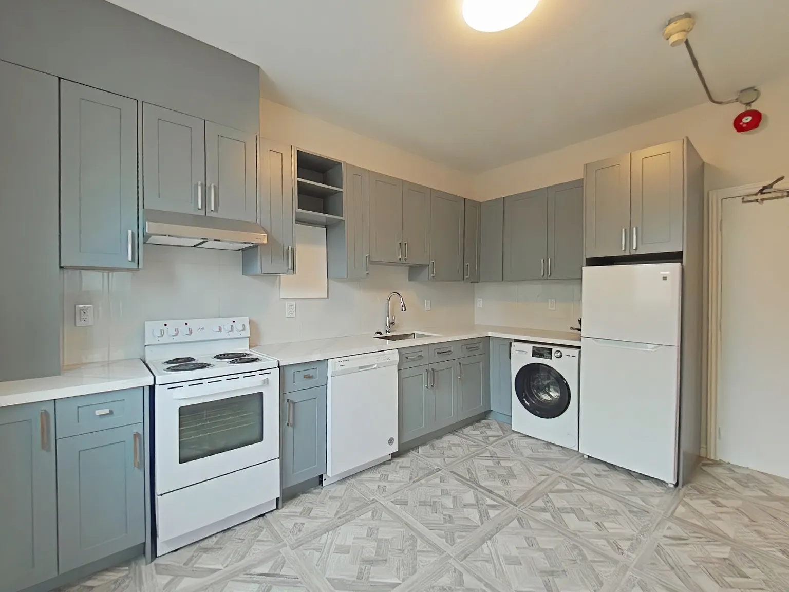 1154 Queen Street West — Photo 2