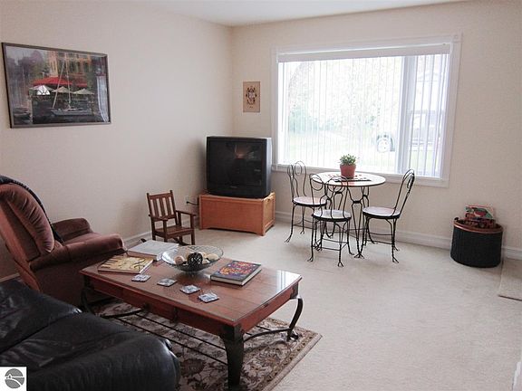 3rd image of 713D Lake Ave