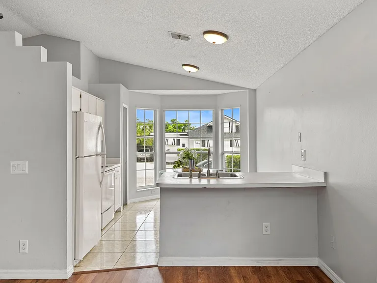 301 S Capen Ave — Photo 8