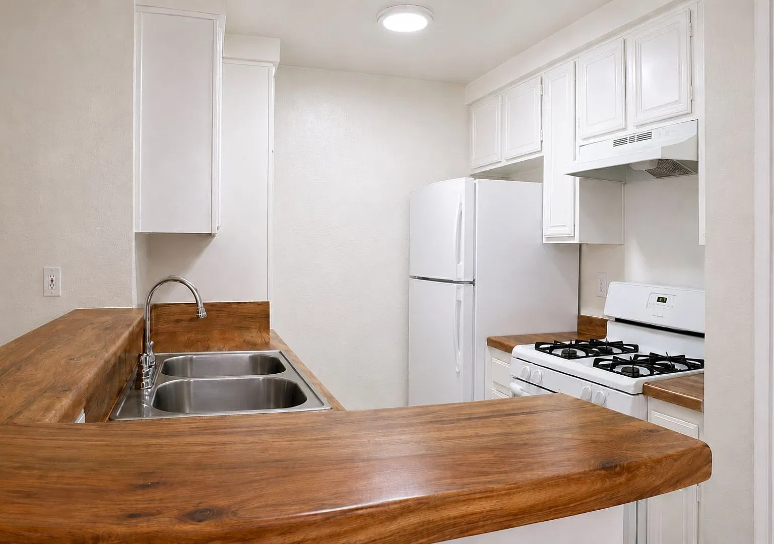 Sepulveda - PITA Sepulveda Property — Photo 1