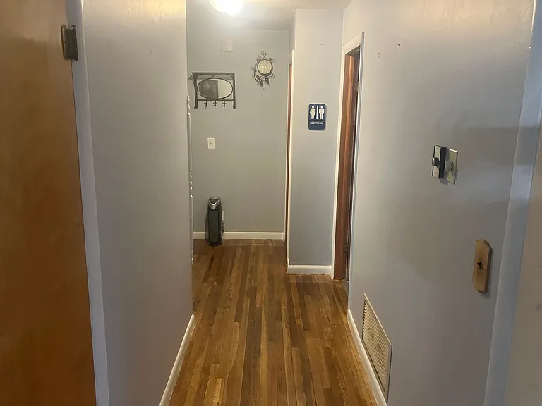 912 Wayne Ct — Photo 4