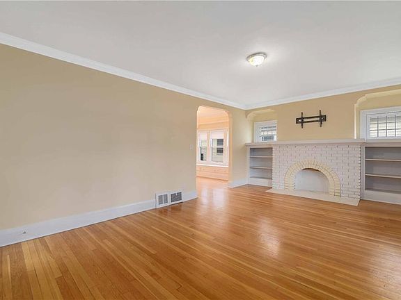 3rd image of 2211 Eldred Ave #Up
