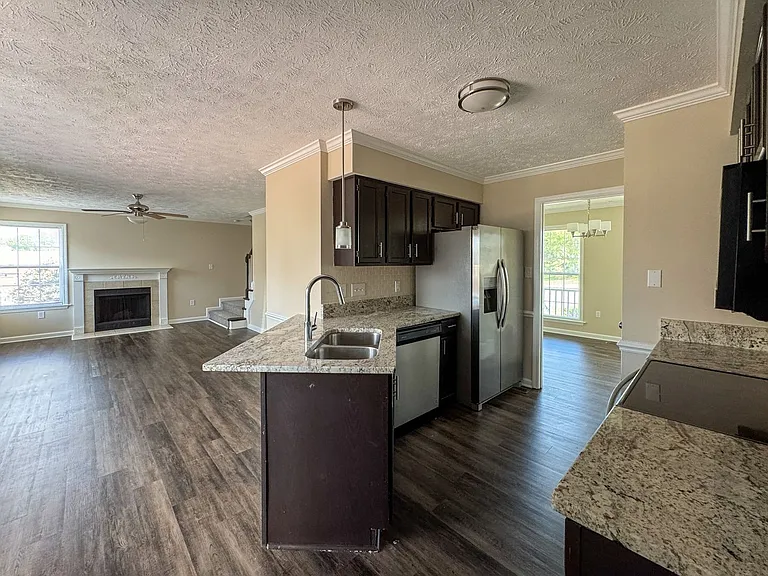 800 Connaly Dr — Photo 9