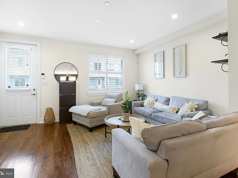 1909 E Hagert St #1 — Photo 11