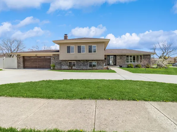 705 N Plamondon Dr, Addison, IL 60101