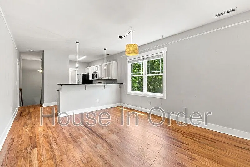 5 bed, 3.0 bath, 2652 sqft, $2,600 — Photo 4