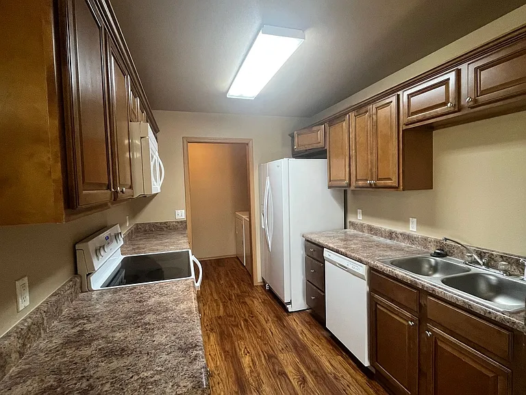 815 W 14th St — Photo 5