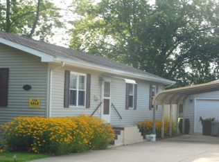 836 E 3rd St, Flora, IL 62839