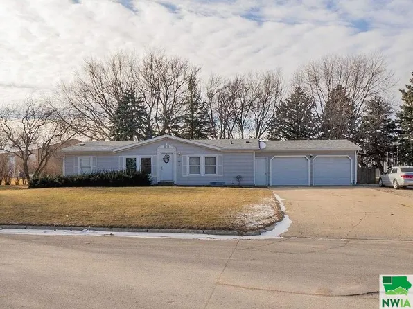 661 7th Ave NW, Sioux Center, IA 51250