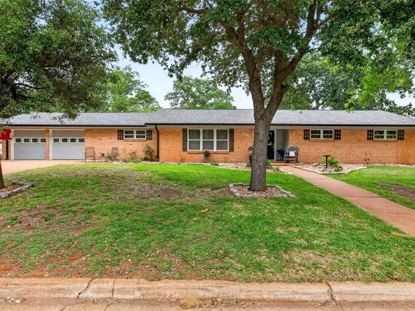 405 N Main St, Franklin, TX 77856
